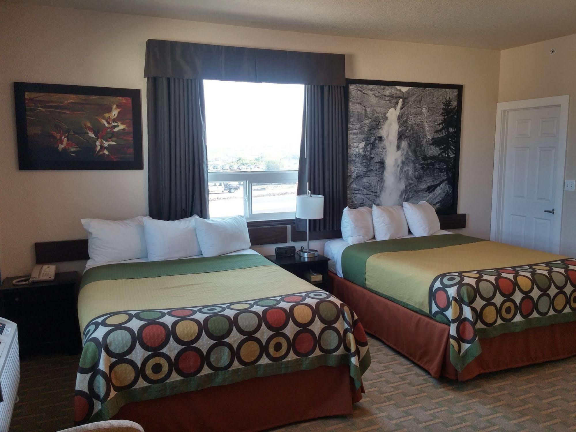 High Point Inn & Suites Peace River 外观 照片